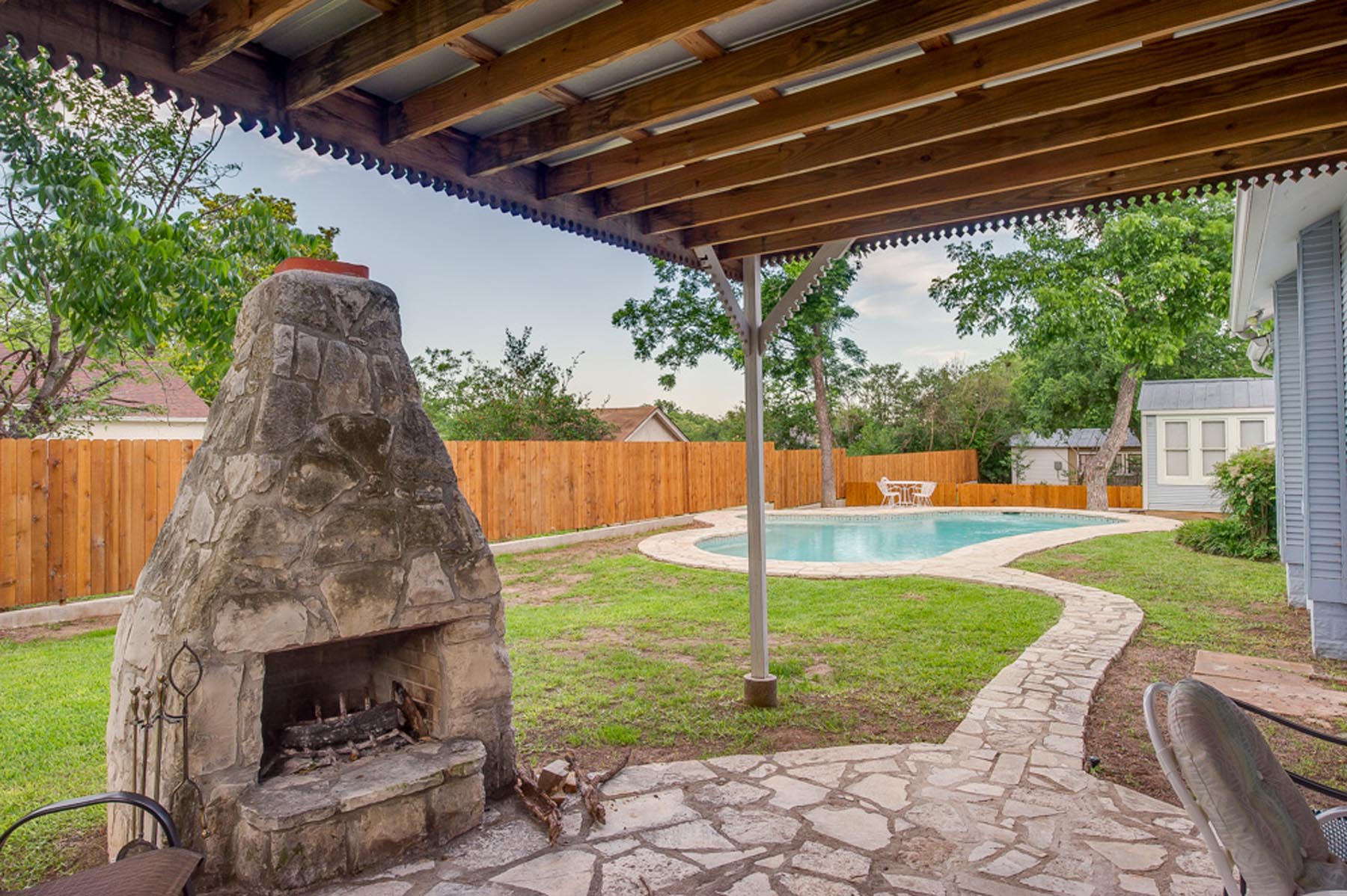 Outdoor pool and fireplace of Blue House.