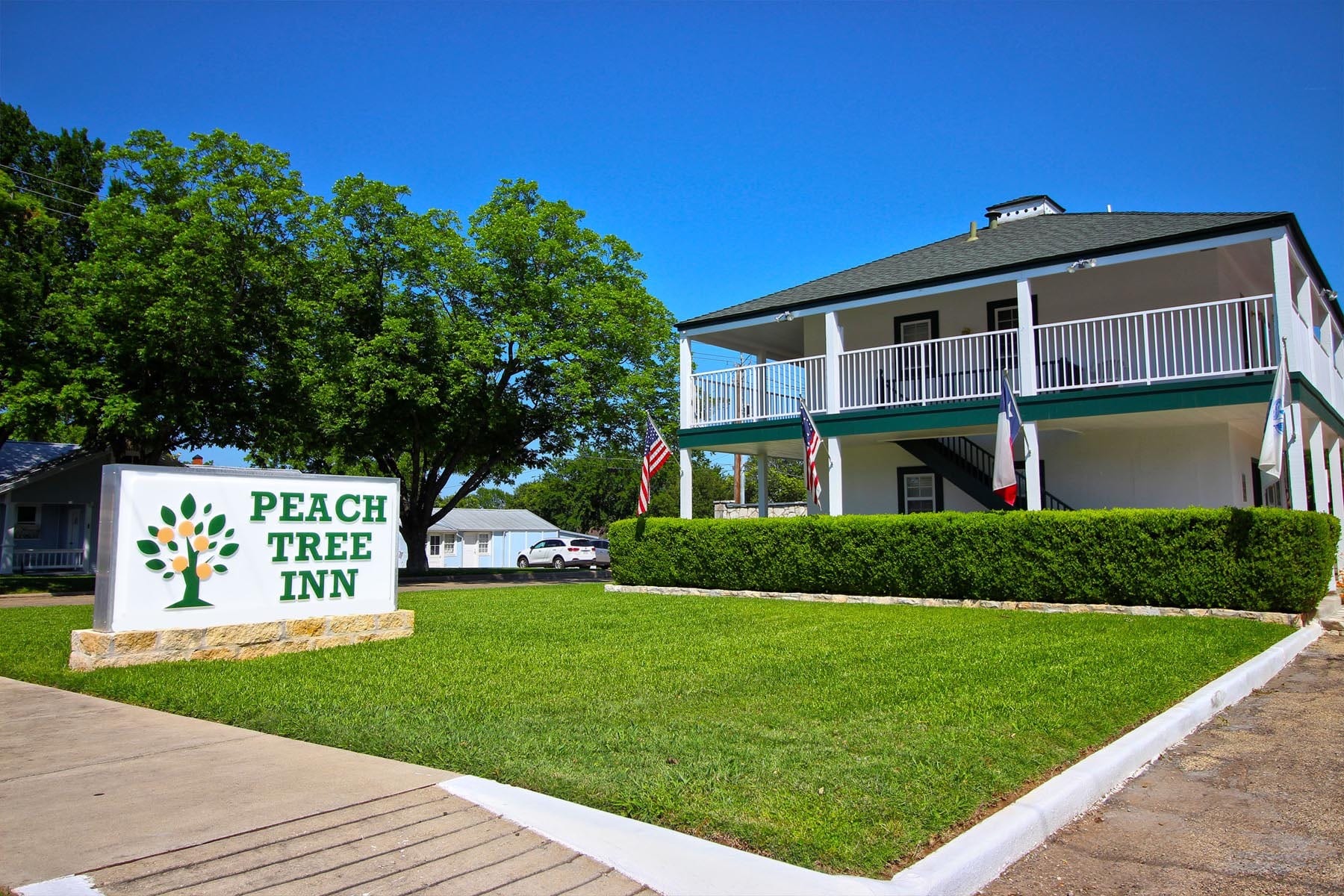 Peach Tree Inn sign and building.
